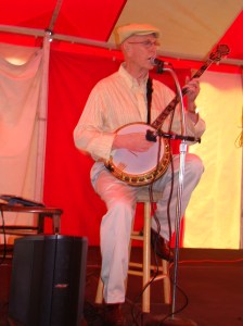 Banjo player entertained before the main speaker.