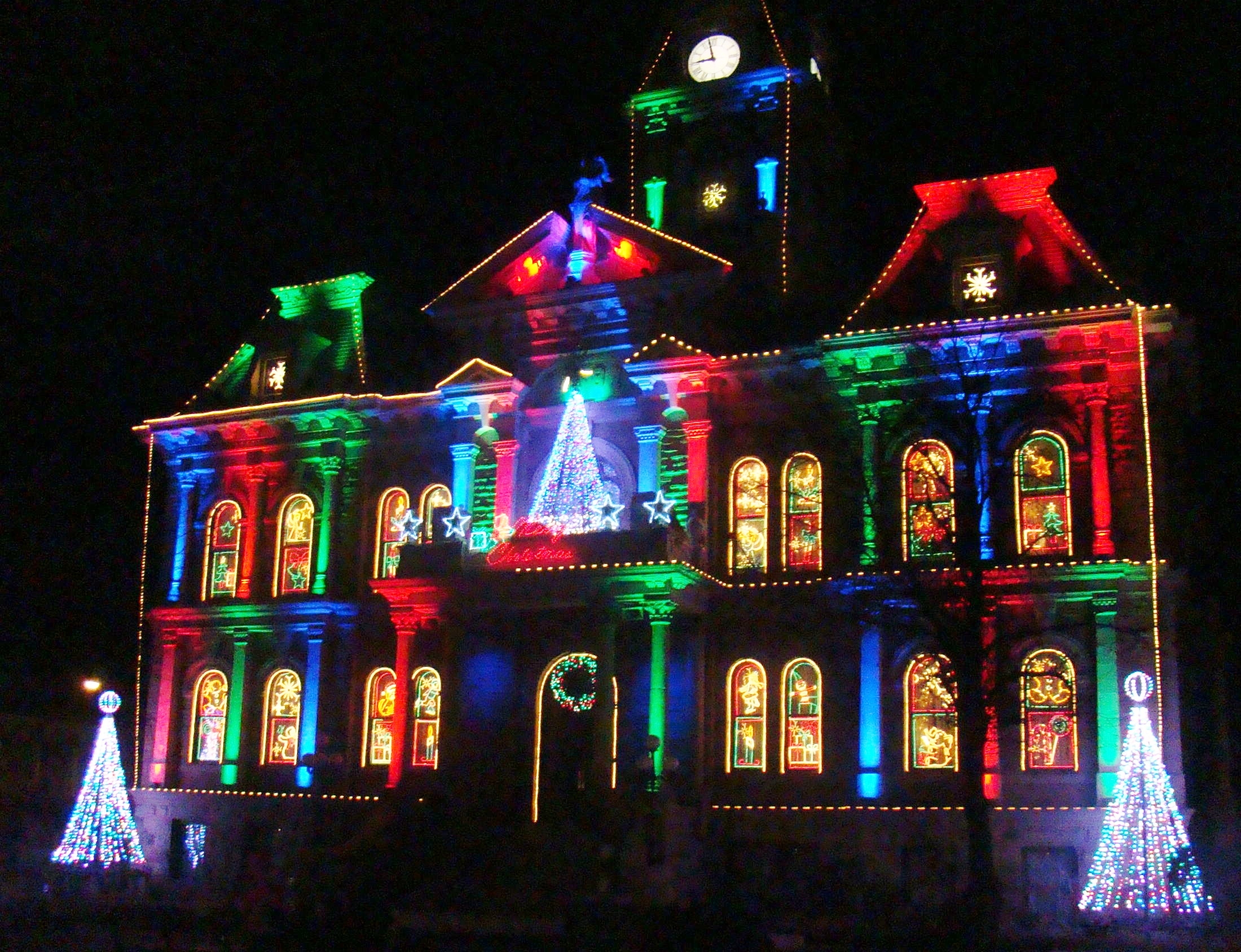 courthouse-light-show-2