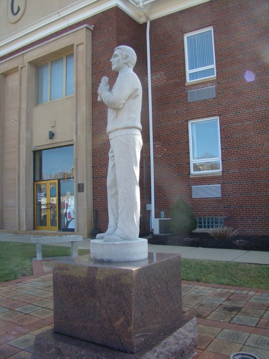 Sarris Perry Como Statue