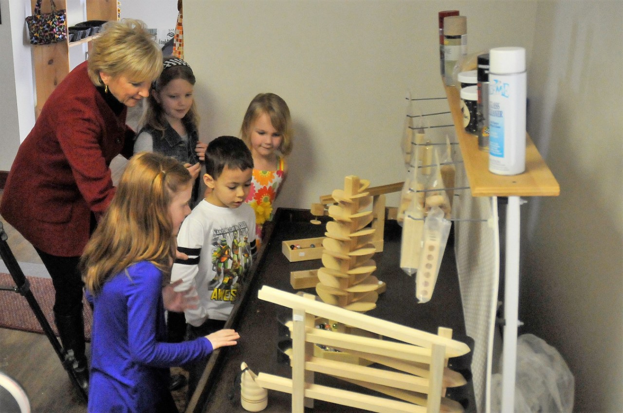 Marble King Beri with children
